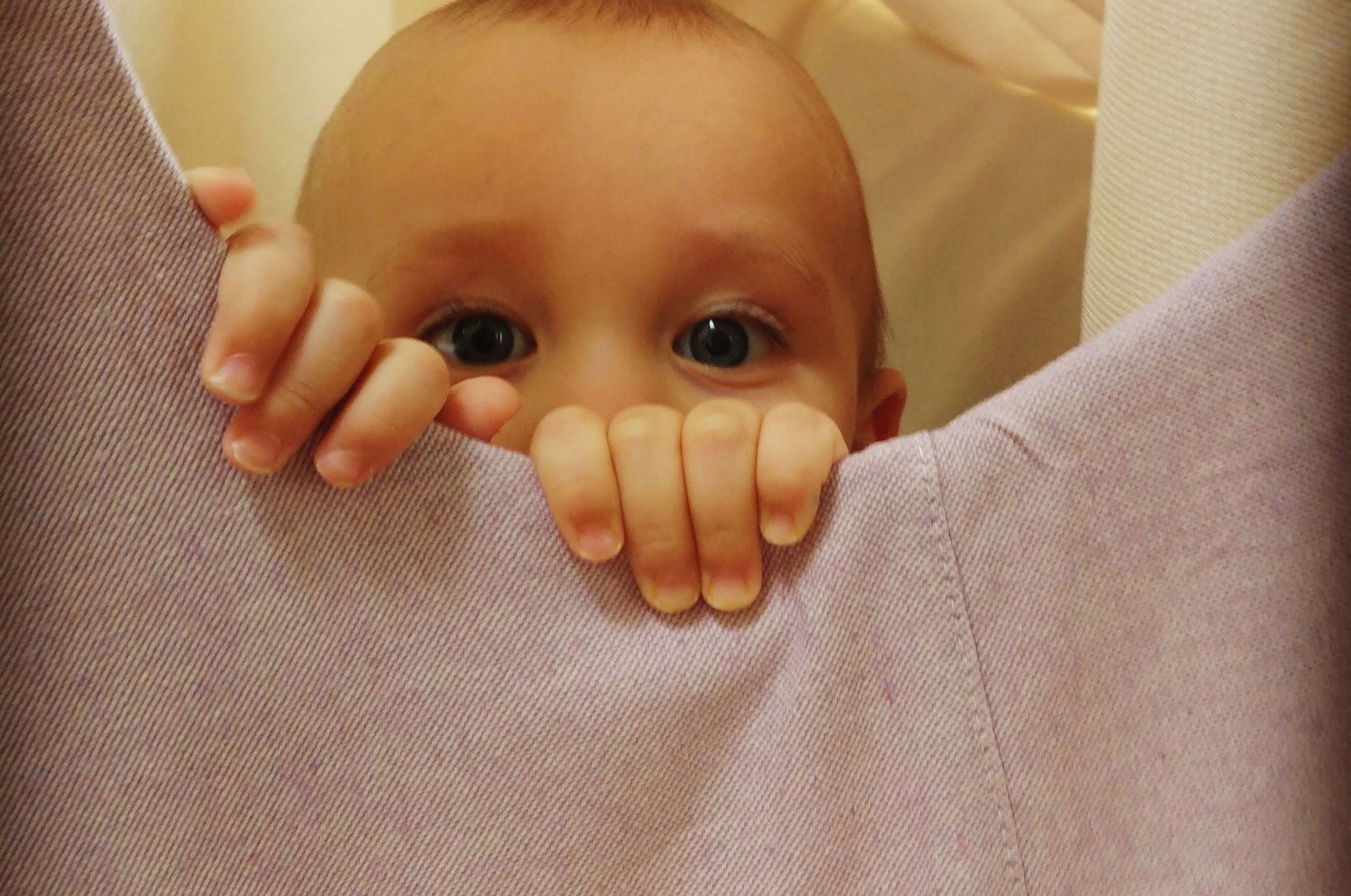 Baby schaut aus Federwiege