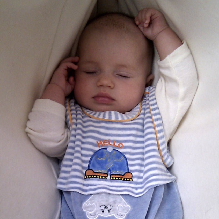 Baby Schlafend in Federwiege