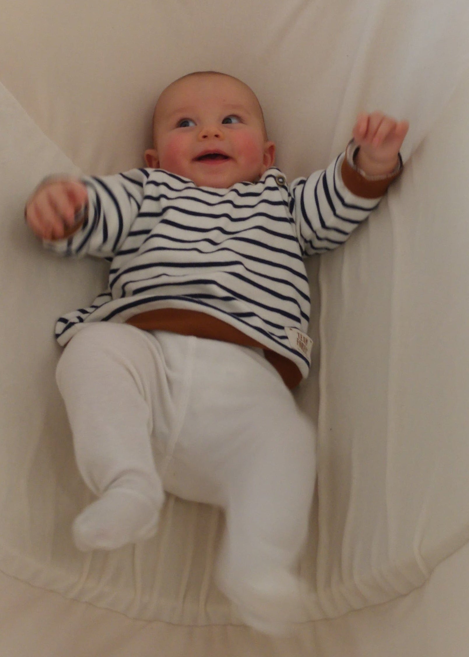 aktives Baby in Babyhängematte ohne Federwiege Rausfallschutz