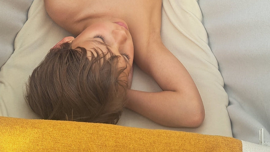 Junge schläft in Hängebett Wombagee