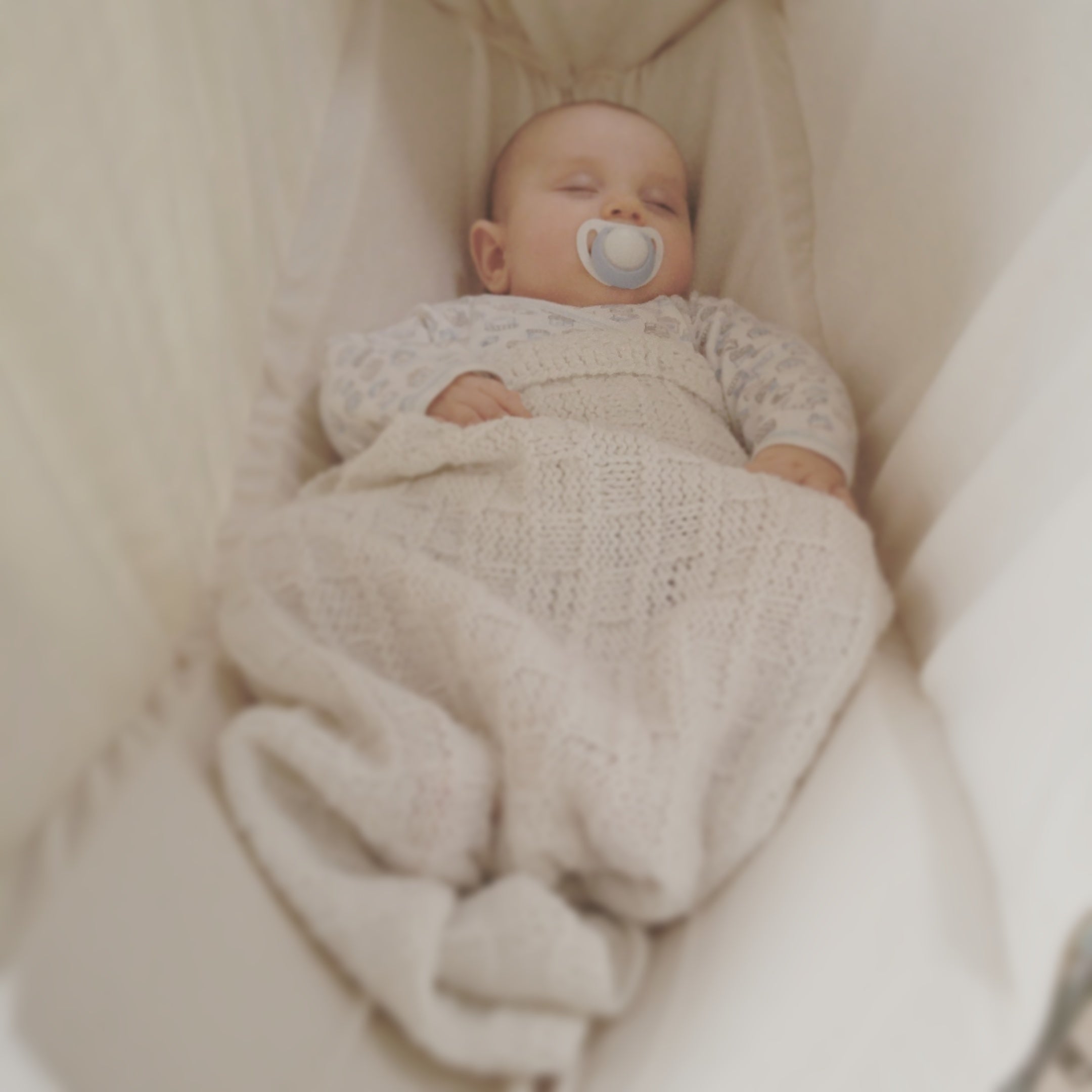 Baby schläft in Federwieg von Wombagee