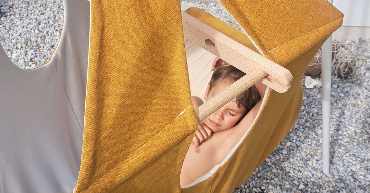 Junge schläft in großer Federwiege von Wombagee