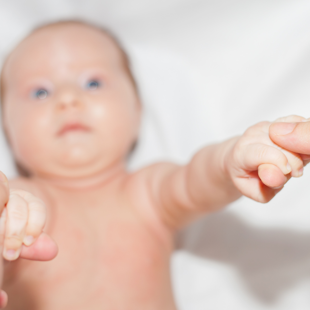 Baby mit ausgestreckten Armen