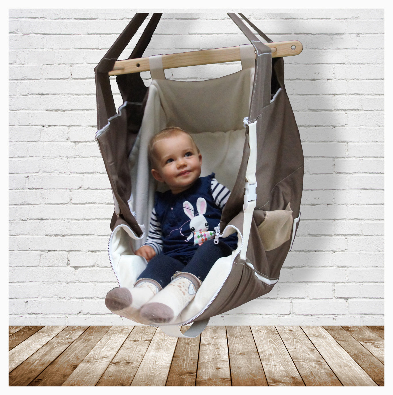 Mädchen sitz in Hängesessel von Wombagee