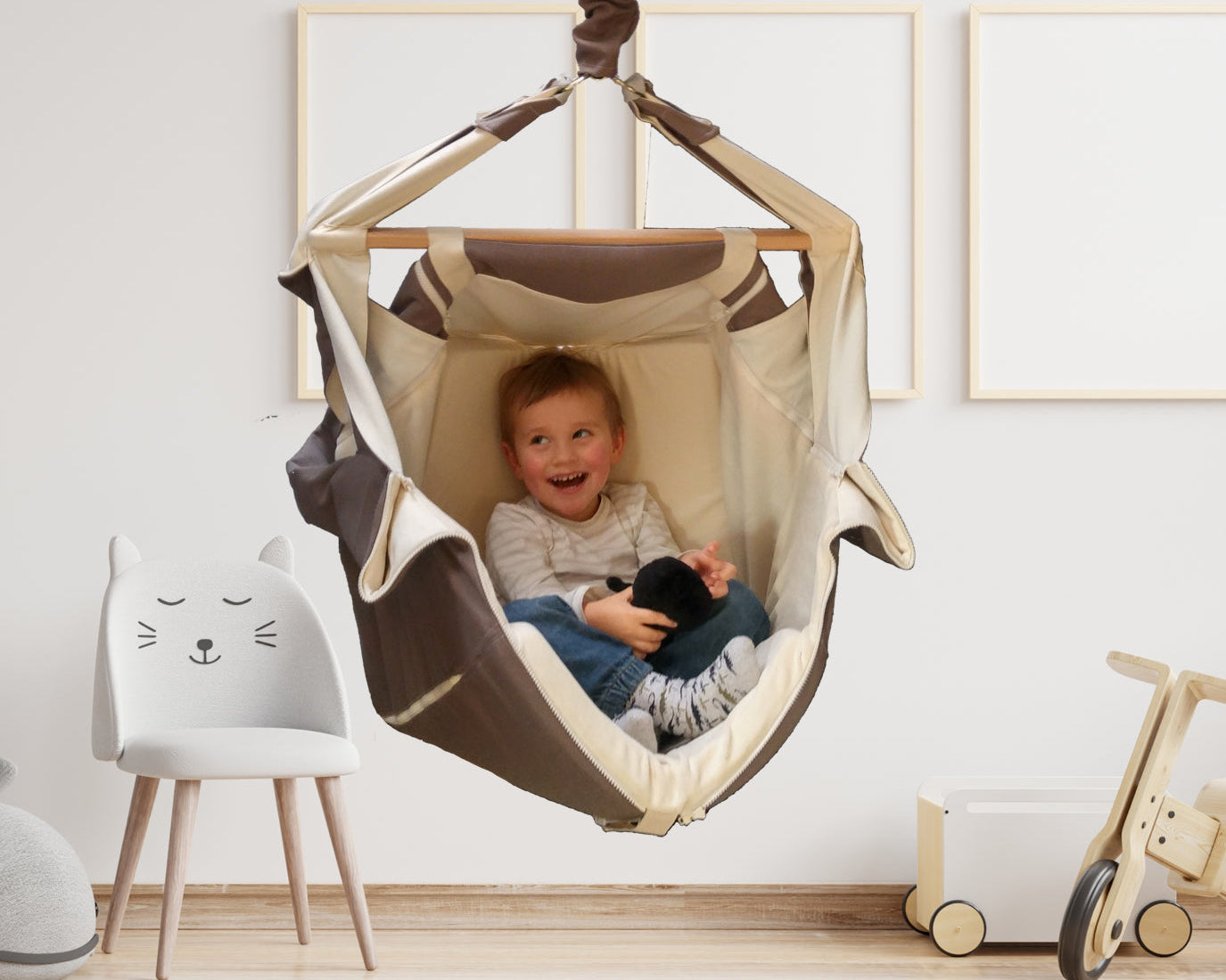 Junge sitzt in einer Wombagee Federwiege als Hängesessel eingestellt