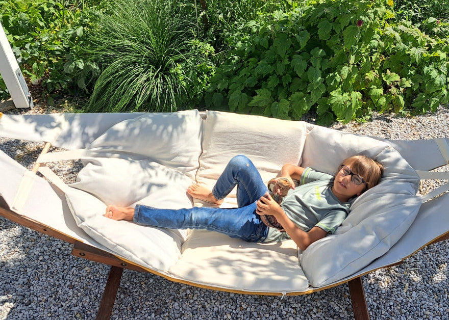 wombagee-haengematte-federwiege-mit-junge-im garten