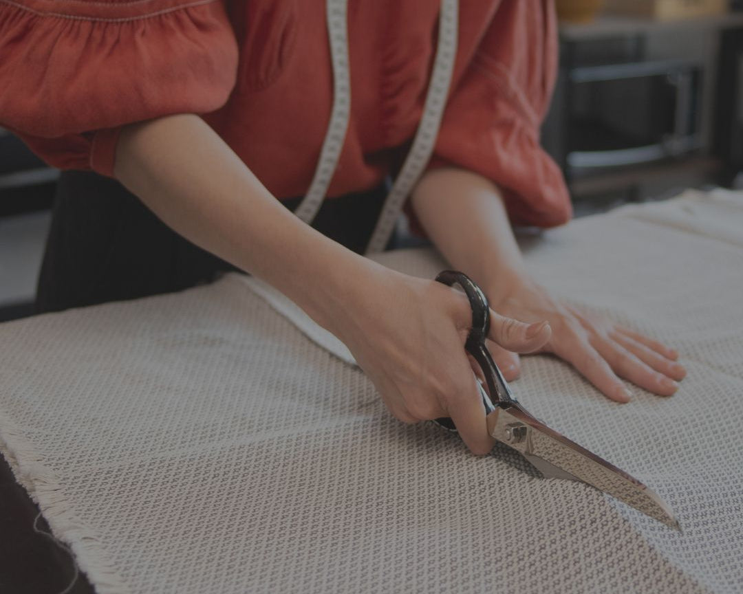 wombagee-mitwachsende-federwiege-handgefertigt-stoffschere