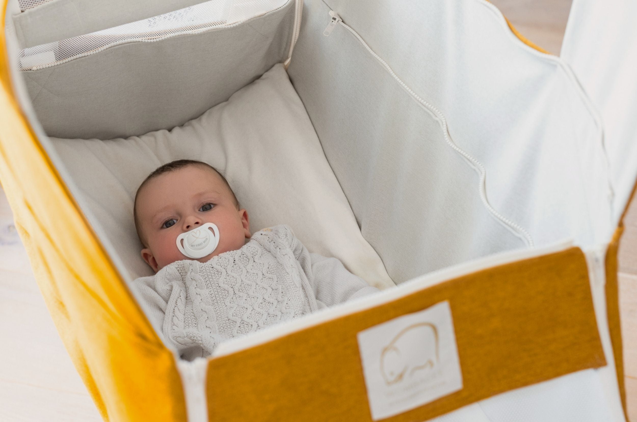 Baby liegt in Federwiege