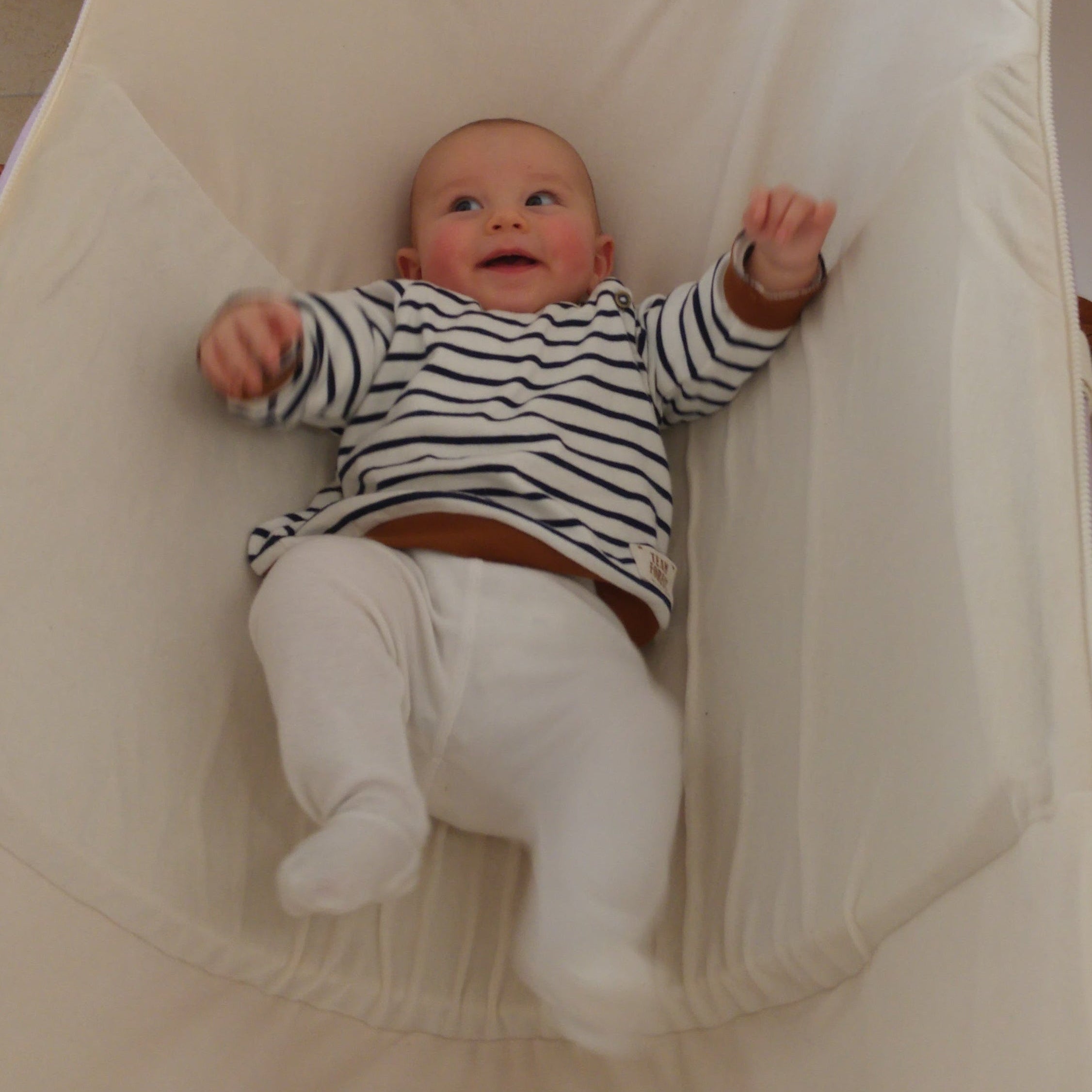 Baby in Babyhängematte