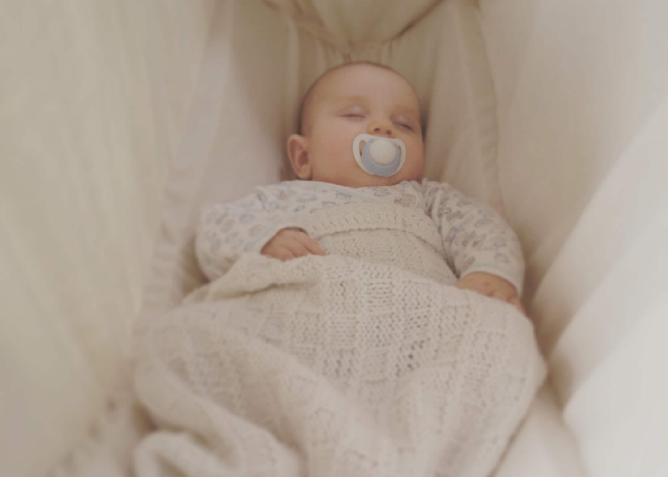 Baby schläft in Federwiege