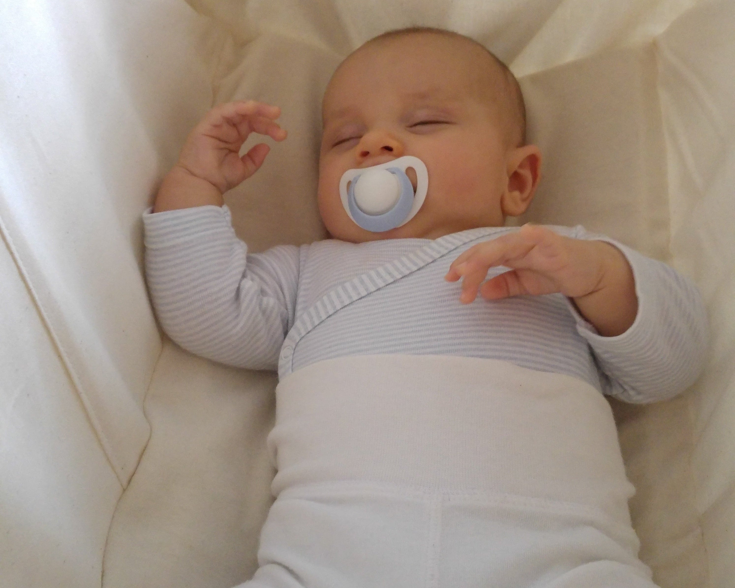 Baby schläft in Federwiege