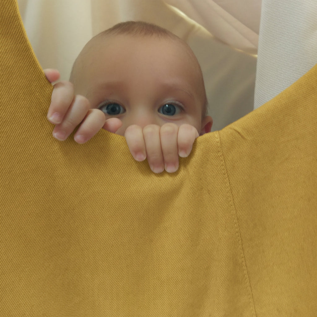 Junge schaut aus Wiege heraus