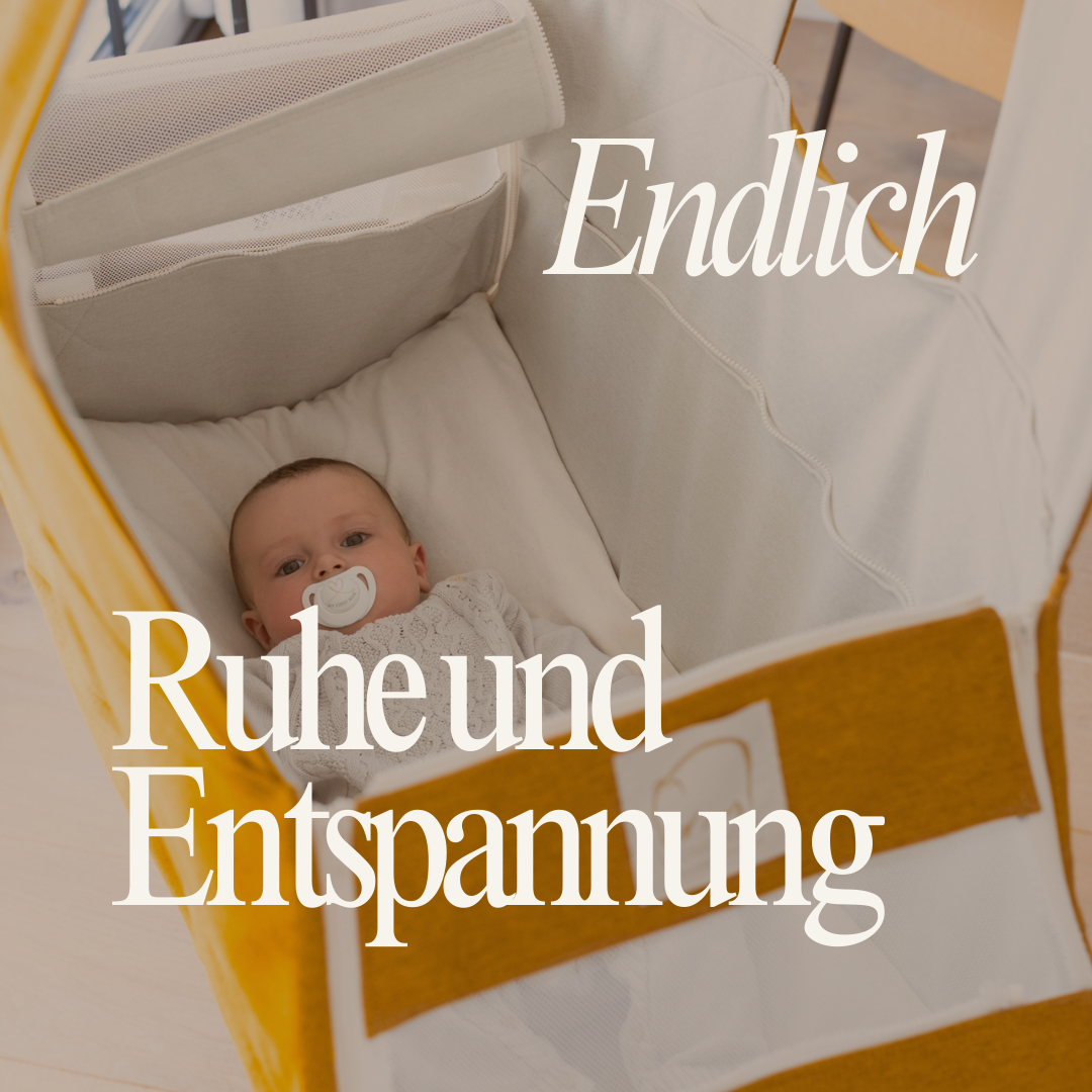 Baby liegt in Wombagee Federwiege CLASSIC Farbe Sunbeam