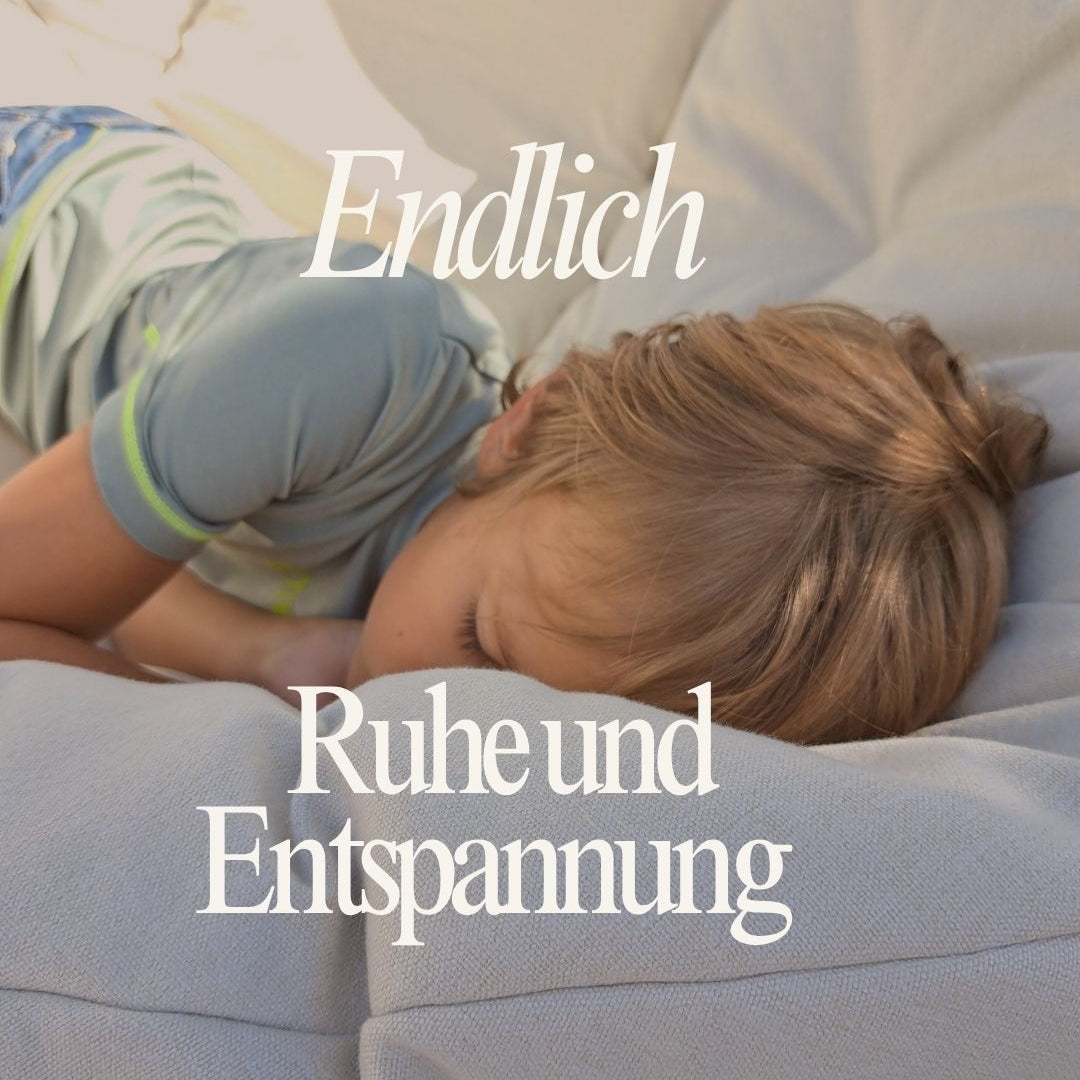 Junge schlaeft in einer Wombagee Federwiege XXL als Haengematte