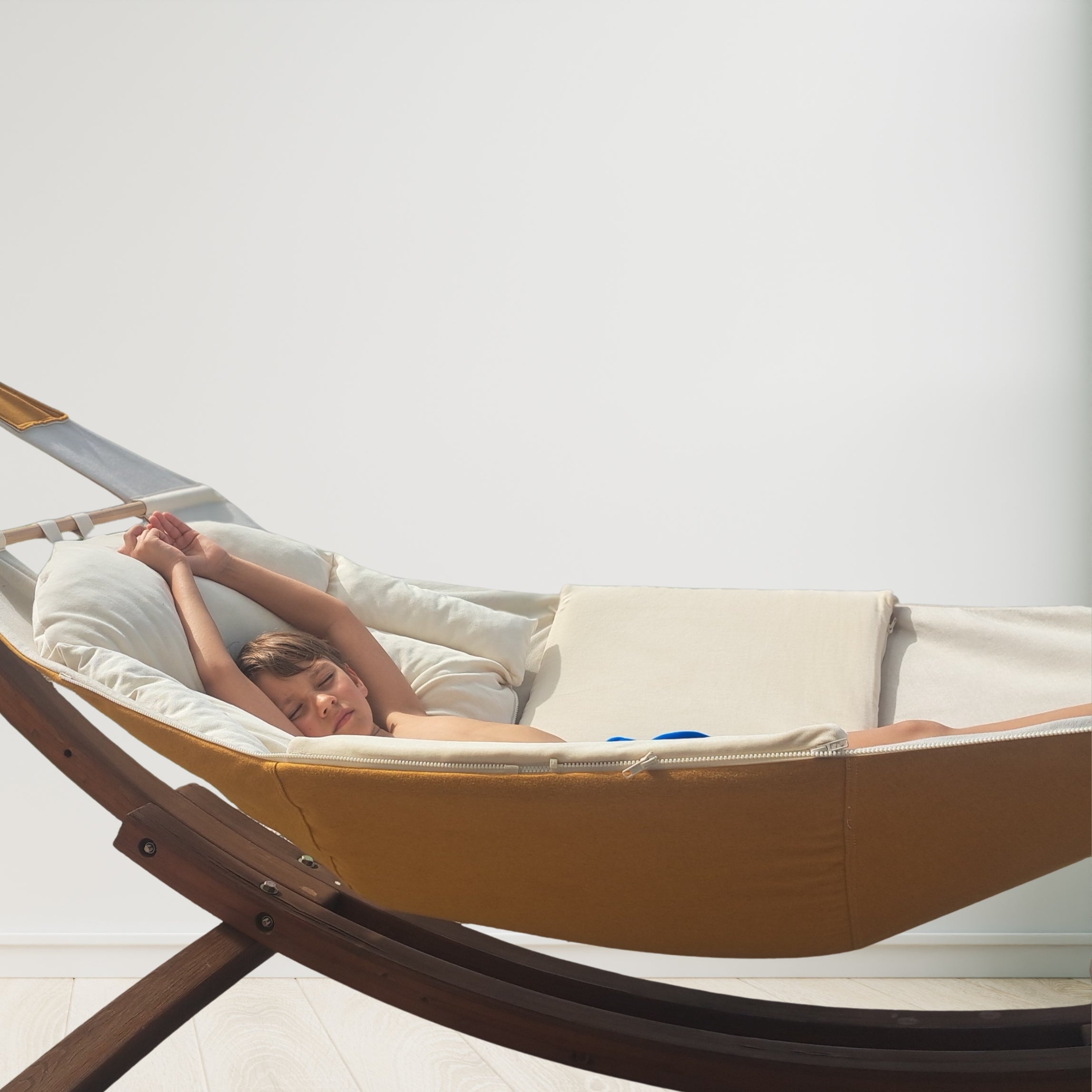 Wombagee Hängewiege als Hängematte mit Jungen