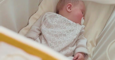 Video von Baby, dass in eine Wombagee Federwiege schläft