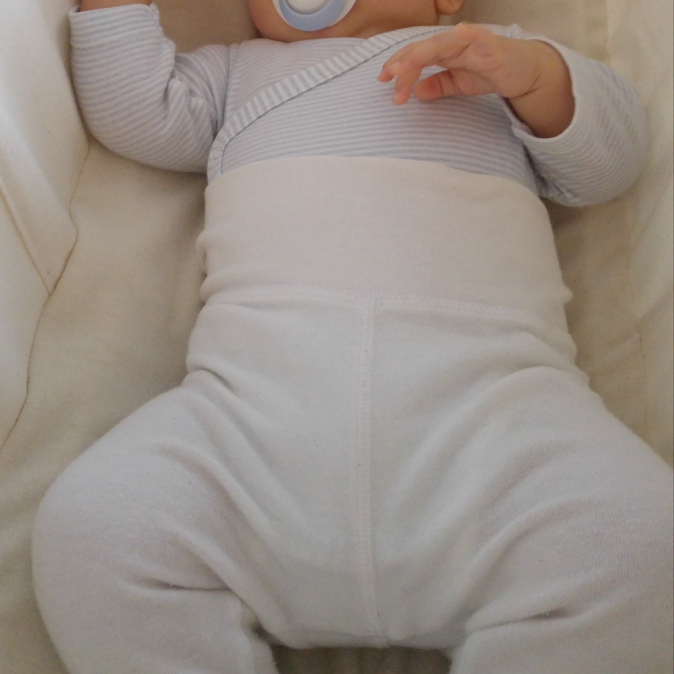 Baby schläft in Babyhängematte von Wombagee